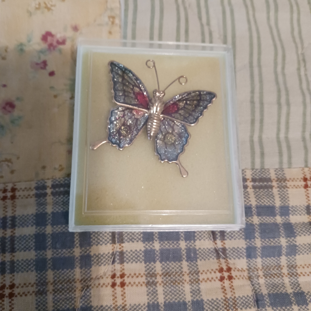 Elegant Butterfly Brooch - Picture 3 of 3